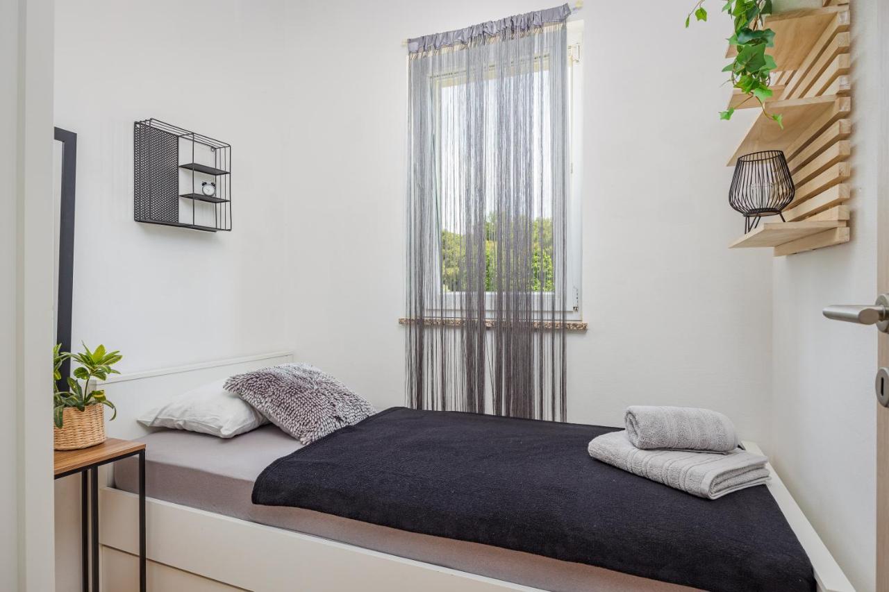 Appartamento Studio Apartman Marly Pola Esterno foto