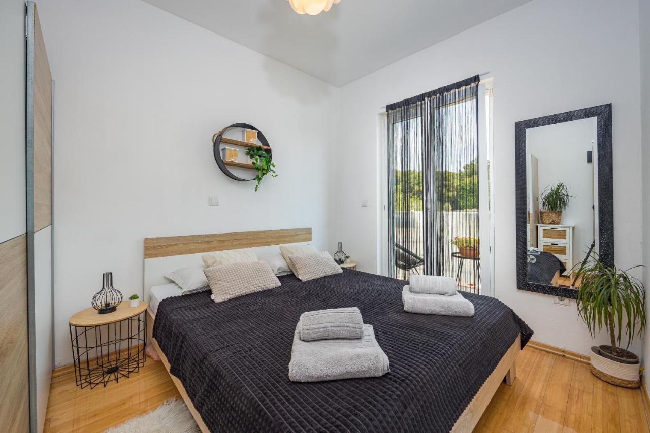 Appartamento Studio Apartman Marly Pola Esterno foto