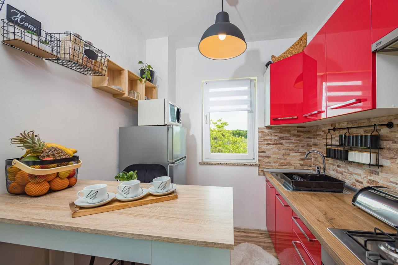 Appartamento Studio Apartman Marly Pola Esterno foto