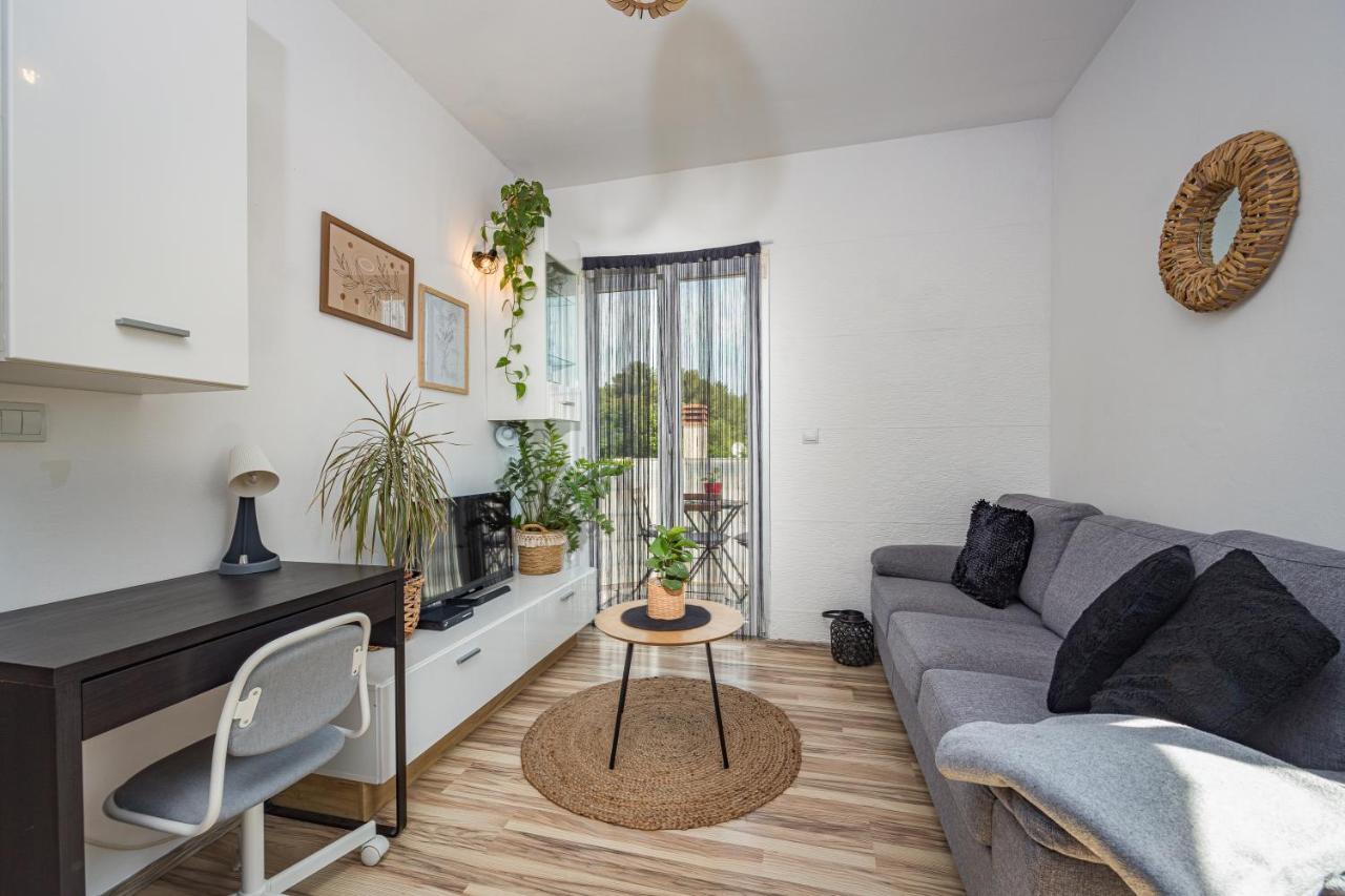 Appartamento Studio Apartman Marly Pola Esterno foto